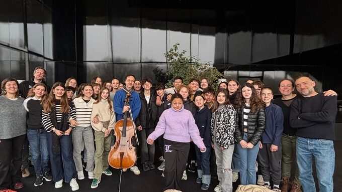  Les élèves de Victor-Hugo en compagnie du violoncelliste Jean Guihen Queyras. L